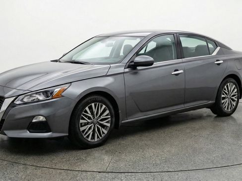 Used 2025 Nissan Altima 2.5 SV image 3