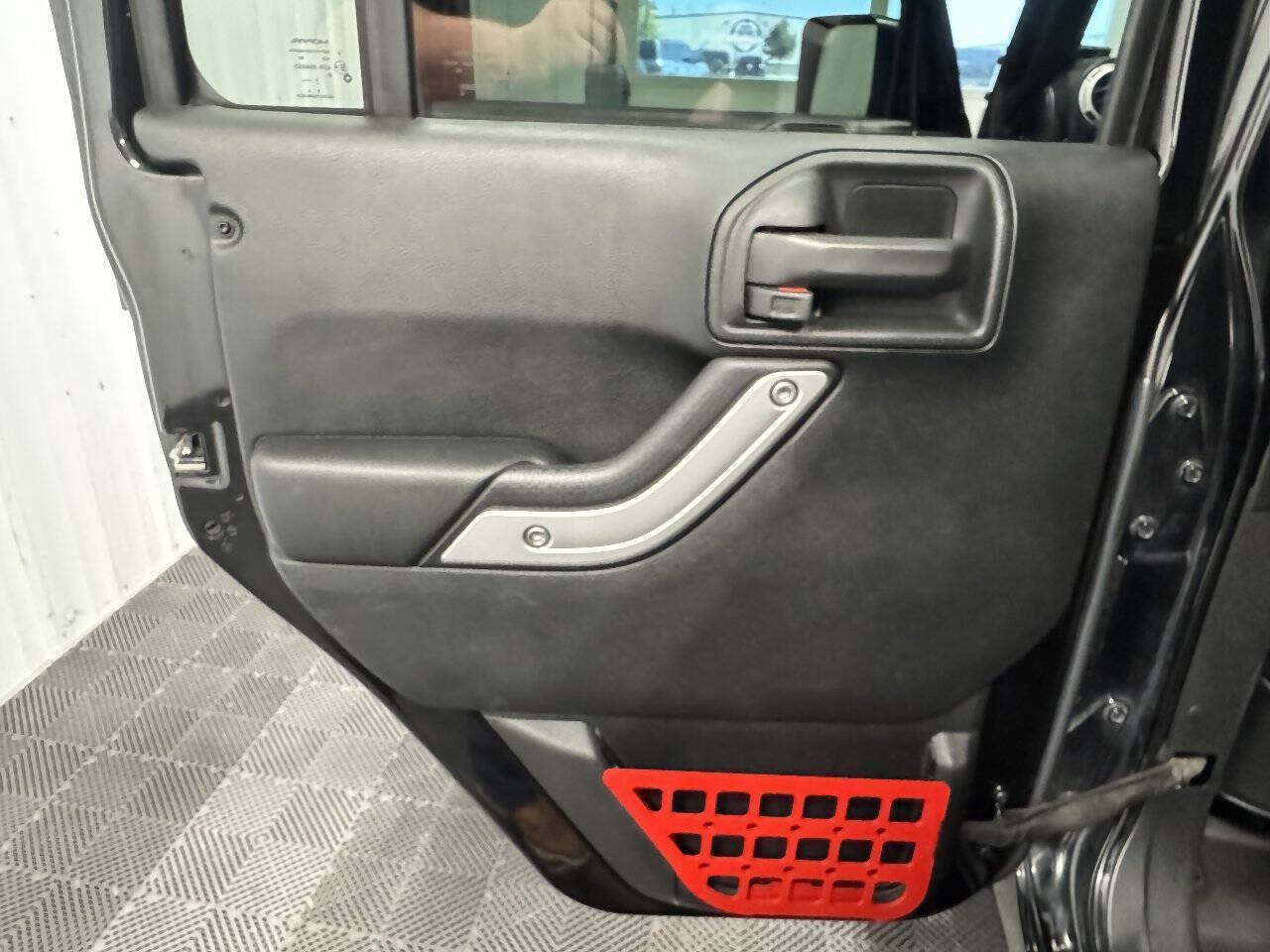 Used 2018 Jeep Wrangler Unlimited Rubicon w/ Connectivity Group AWD/4WD image 12
