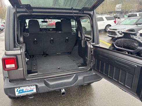 Used 2018 Jeep Wrangler Unlimited Sport S image 11