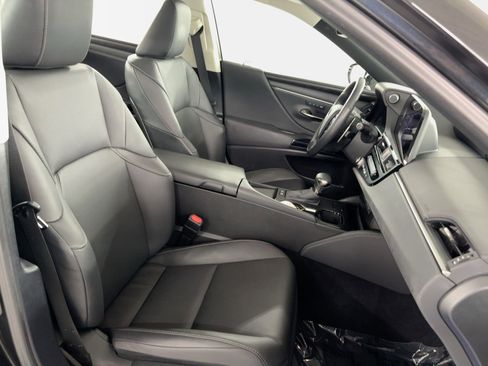 Used 2024 Lexus ES 300h w/ Premium Package image 31