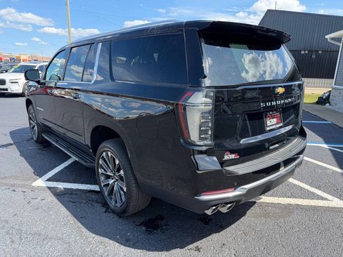 Used 2025 Chevrolet Suburban High Country AWD/4WD image 3