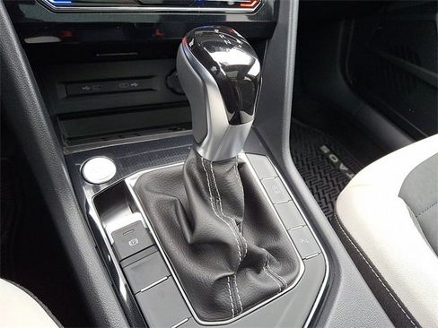 New 2026 Volkswagen Taos SE image 8