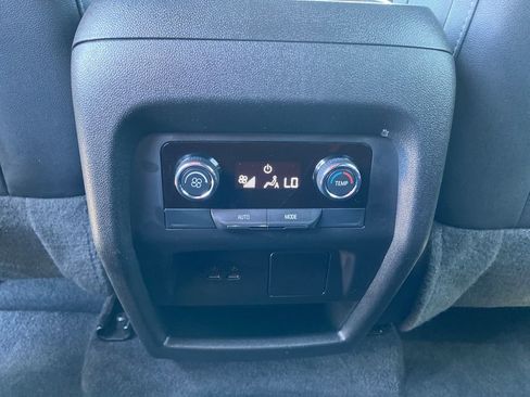 Used 2025 Chevrolet Traverse LT FWD image 31