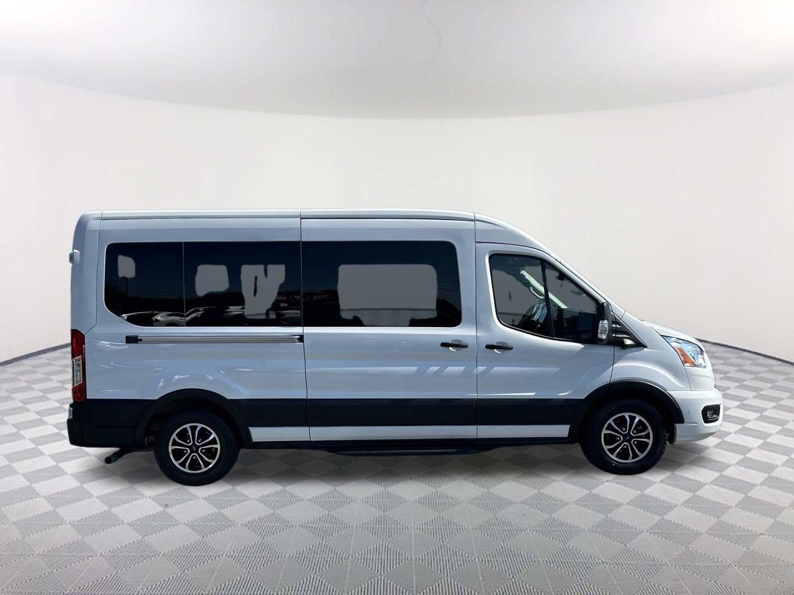 Used 2022 Ford Transit 350 XLT RWD image 4