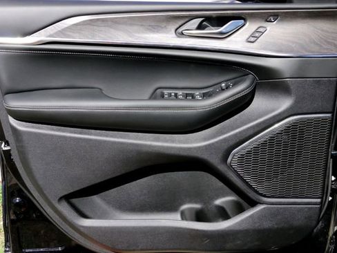 New 2025 Jeep Grand Cherokee L Overland w/ Luxury Tech Group IV image 16