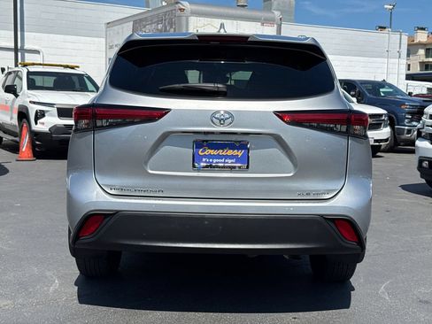 Used 2023 Toyota Highlander XLE AWD/4WD image 12