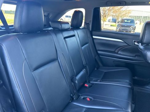 Used 2019 Toyota Highlander XLE image 31
