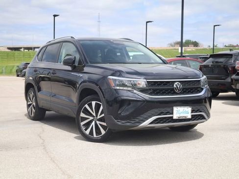 Used 2024 Volkswagen Taos SE FWD image 2