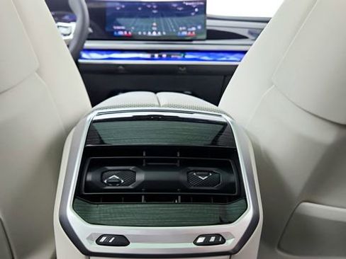 Used 2026 BMW 740i w/ Premium Package RWD image 40