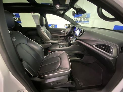 Used 2025 Chrysler Pacifica Limited image 34