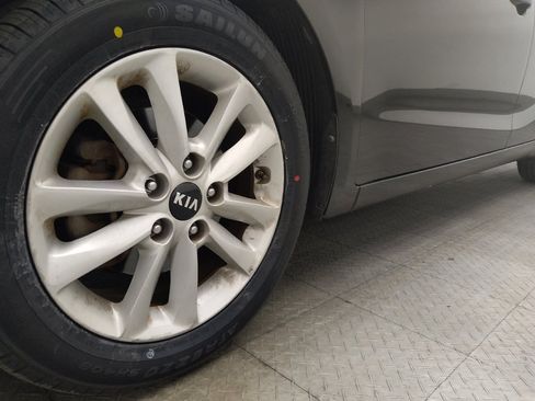 Used 2017 Kia Forte S image 31