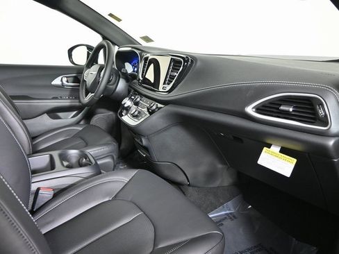 New 2026 Chrysler Pacifica Select image 14