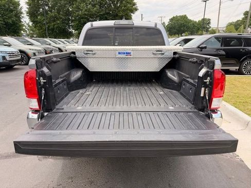 Used 2017 Toyota Tacoma SR5 w/ Tow Package AWD/4WD image 8