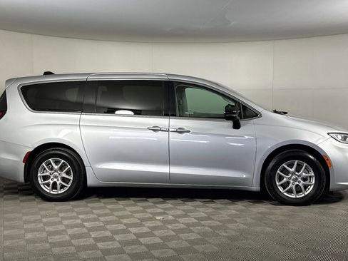 Used 2024 Chrysler Pacifica Touring-L FWD image 3