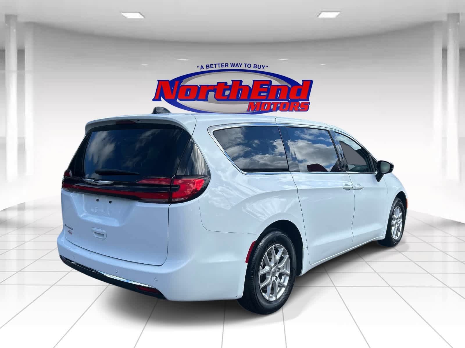 Used 2024 Chrysler Pacifica Touring-L FWD image 3