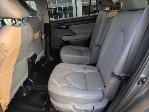 Certified 2023 Toyota Highlander XLE FWD image 25