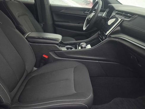 Used 2024 Jeep Grand Cherokee Laredo image 11