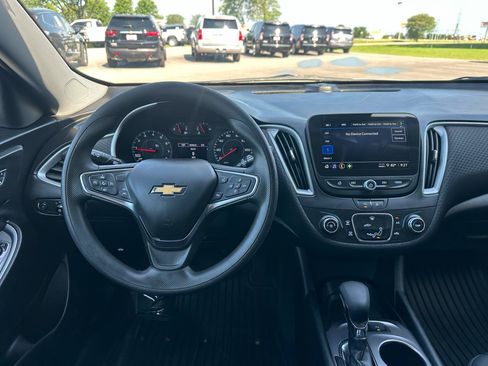 Used 2025 Chevrolet Malibu LS FWD image 3