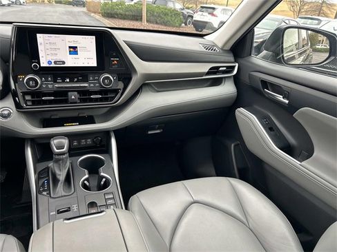 Used 2023 Toyota Highlander XLE image 18