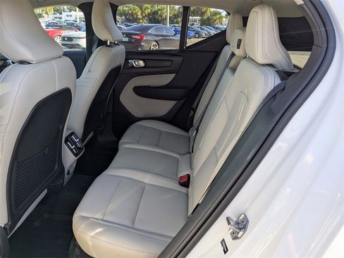 Used 2019 Volvo XC40 T5 Momentum image 11