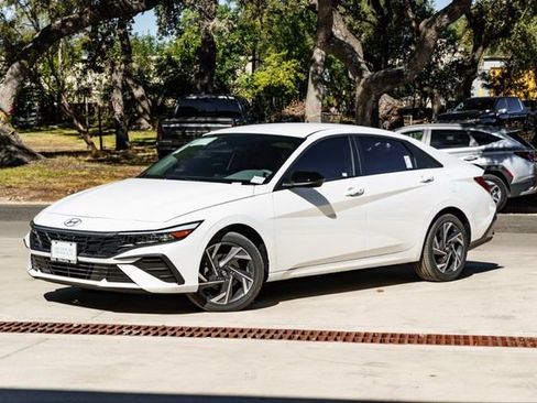 New 2025 Hyundai Elantra SEL FWD image 2