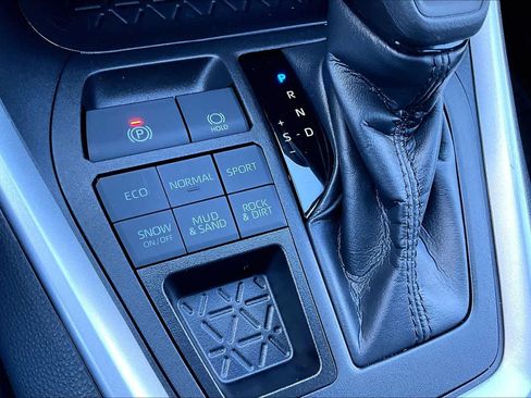 Used 2022 Toyota RAV4 LE image 35