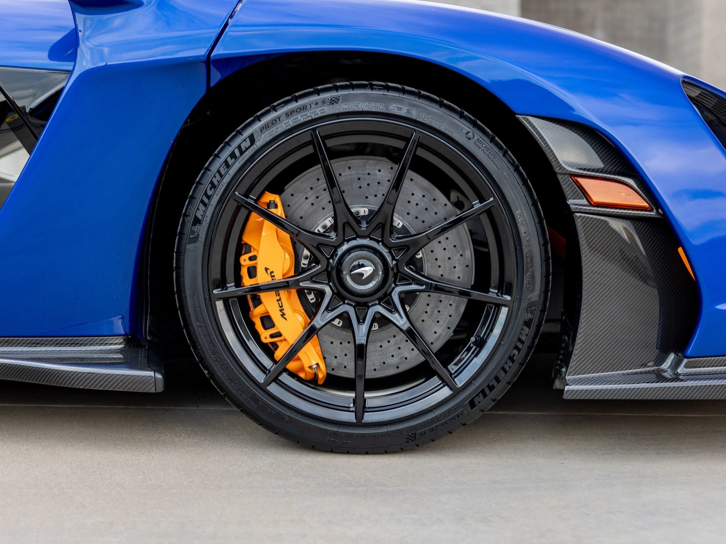 Used 2019 McLaren Senna RWD image 32