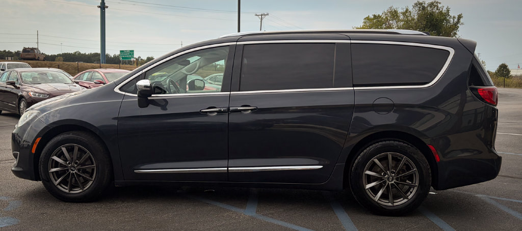 Used 2019 Chrysler Pacifica Limited w/ Tire & Wheel Group FWD image 26