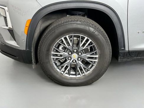 Used 2024 Chevrolet Traverse LT w/ Enhanced Driving Package FWD image 11