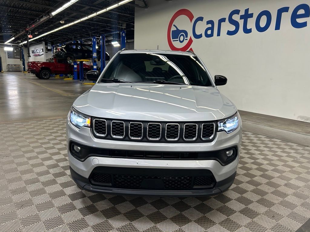 Used 2024 Jeep Compass Latitude AWD/4WD image 4