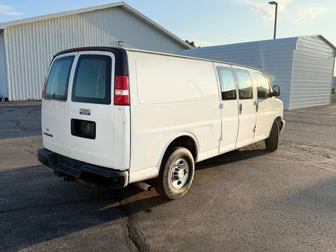 Used 2017 Chevrolet Express 2500 Extended RWD image 2