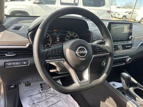 Used 2024 Nissan Altima 2.5 SV FWD image 23