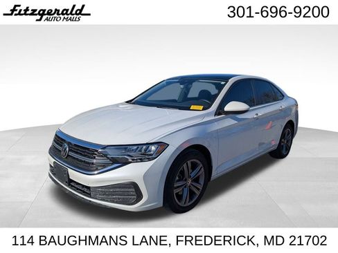 Used 2022 Volkswagen Jetta SE image 3