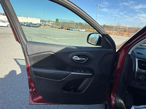 Used 2019 Jeep Cherokee Latitude Plus w/ Comfort/Convenience Group image 24