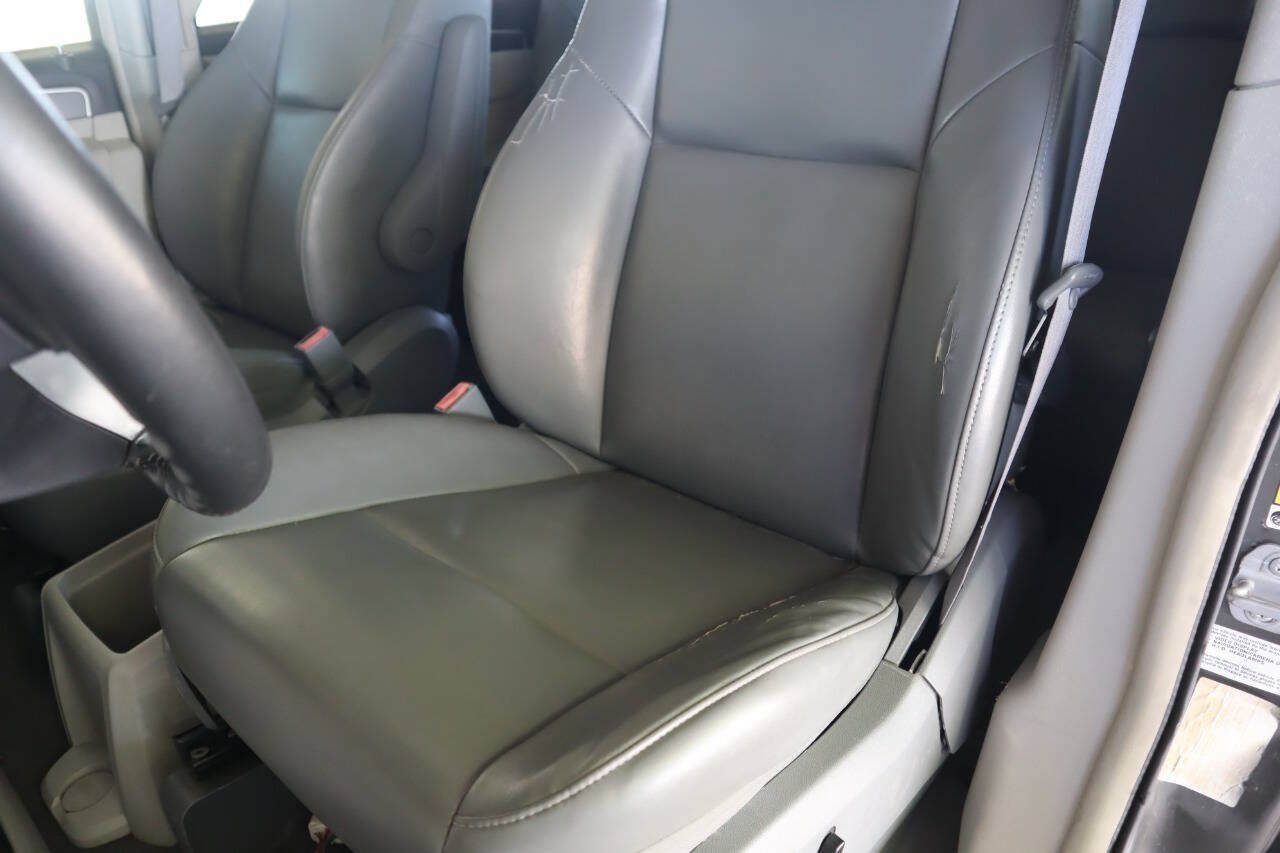 Used 2010 Volkswagen Routan SE FWD image 12