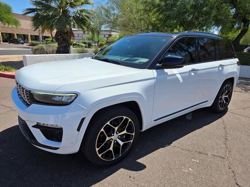 Used 2023 Jeep Grand Cherokee Summit AWD/4WD image 3