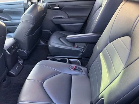 Used 2023 Toyota Highlander XLE AWD/4WD image 7