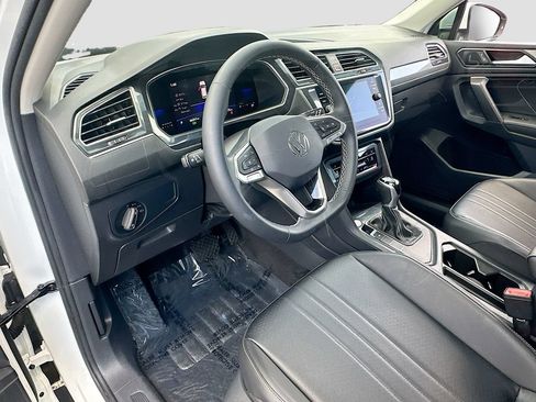 Used 2022 Volkswagen Tiguan SE w/ Panoramic Sunroof Package FWD image 9