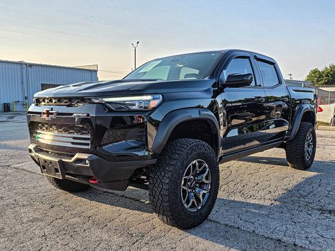 Used 2025 Chevrolet Colorado ZR2 w/ Technology Package AWD/4WD image 3