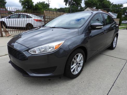 Used 2017 Ford Focus SE FWD image 4