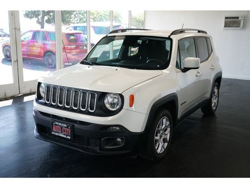 Used 2017 Jeep Renegade Latitude image 3