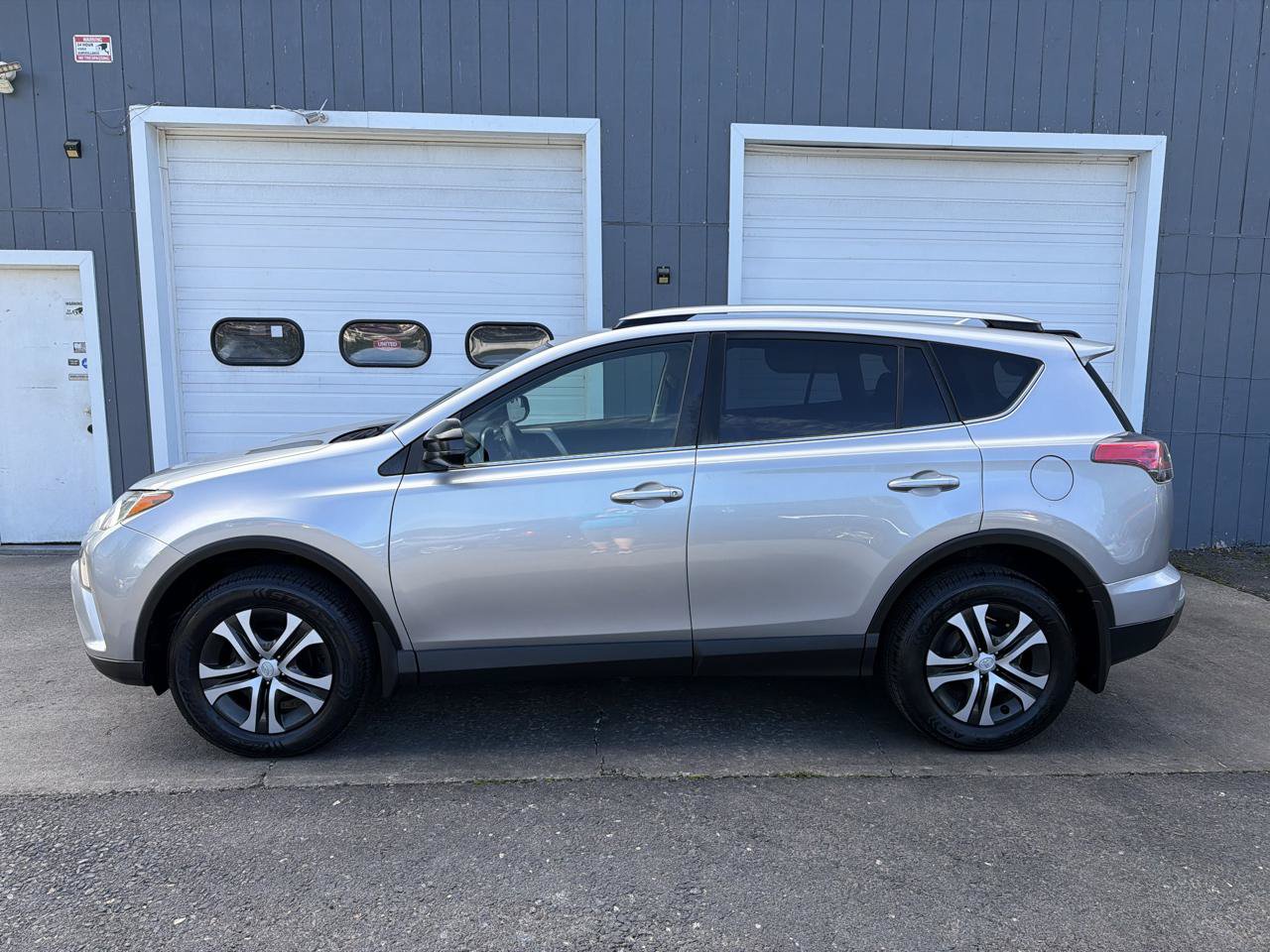 Used 2018 Toyota RAV4 LE w/ All Weather Liner Package AWD/4WD image 7