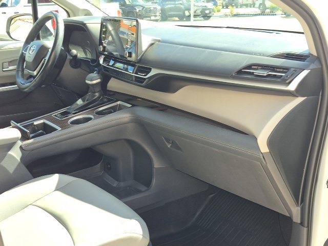 Used 2022 Toyota Sienna XLE w/ XLE Plus Package FWD image 25