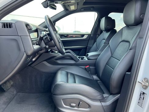 Used 2025 Porsche Cayenne AWD/4WD image 3