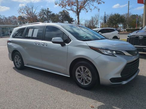 Used 2021 Toyota Sienna LE image 3