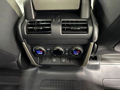 Used 2025 Land Rover Defender 110 image 19