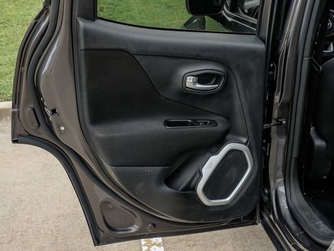 Used 2018 Jeep Renegade Latitude FWD image 47