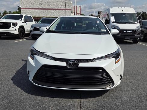Used 2025 Toyota Corolla LE FWD image 2