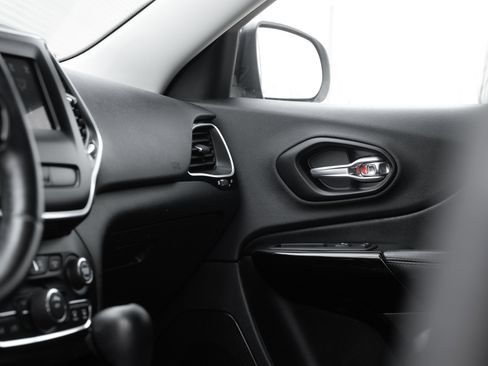 Used 2019 Jeep Cherokee Latitude Plus image 16