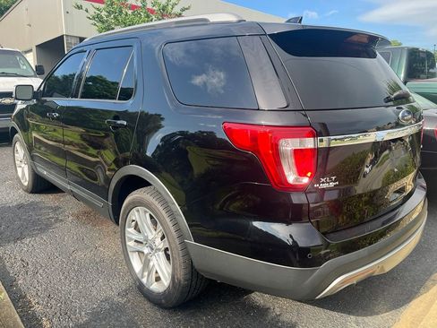 Used 2017 Ford Explorer XLT w/ Equipment Group 202A AWD/4WD image 4